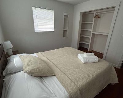 Available on: now. Furnished. No pets allowed. Parking available * Internet included * Students welcome * 40+ years welcome Liliana will require background checks for this room Learn more. Private room available in a well-located property with hardwood floors and a fully equipped kitchen featuring wooden countertops, ample cabinet space, a glass-top stove, microwave, and stainless steel refrige...