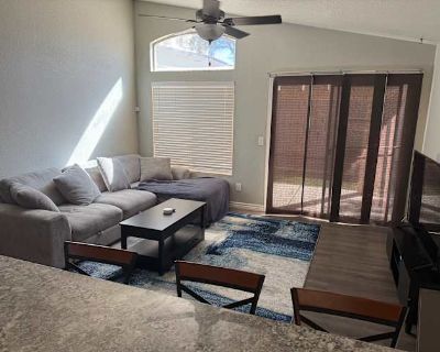 Private room with own bathroom in a House, Paradise, NV 89123