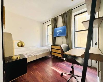 Available on: now. Furnished. Internet included * LGBTQ+ friendly * Students welcome. Starr St #747 (14 minute to Manhattan) Furnished room, in a 5 bedroom 2 bathroom (one of the bathrooms is private, not available to use), new building, washer / dryer in unit, HUGE windows, dishwasher, rooftop, in prime bushwick, tons of light, new hardwood floor. Less than 5 minute walk to best nightlife and ...