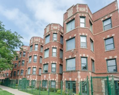 6909 S Paxton Avenue # 3. Property for Rent in Chicago, IL for $1,325 with 3 bedrooms and 1 full bath. This property is 1,100 square feet.. Available now! Huge Apartment in the heart of South Shore! This lovely vintage 3 bedroom, 1 bathroom apartment features an open concept kitchen that feeds into a huge living room with bright, big bay windows. Hardwood floors are found throughout 3 large bed...