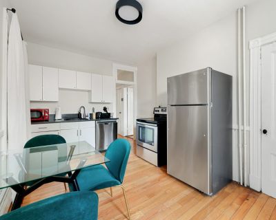 This apartment is available on a 12 month lease or a flexible short term (31 to 364 days) lease. You pick your custom start and end date. Monthly rent rate is determined by furnishing preference, move-in date and move-out date.Amenities of this home: Street parking - City permit required, Guarantors Allowed, Wi-Fi - Paid separately (High-Speed), Furnished Common Areas, Dishwasher, Laundry in bu...