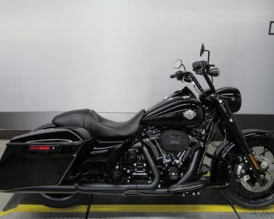 2025 Harley-Davidson FLHRXS - Road King Special, 2025 Harley-Davidson Road King Special Features may include: DESIGN The stripped-down bagger silhouette with stretched bags, deep black finishes, and comfortably commanding ergonomics. Blacked-Out Styling Blacked-out powertrain is built with a mixture of gloss and matte finishes to provide depth and texture. Saddlebags Stretched saddlebags provid...