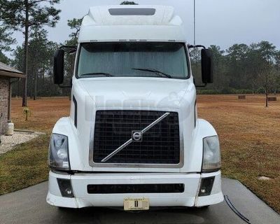 2013 Volvo VNL 670 10 Speed Manual Sleeper Cab Semi Truck