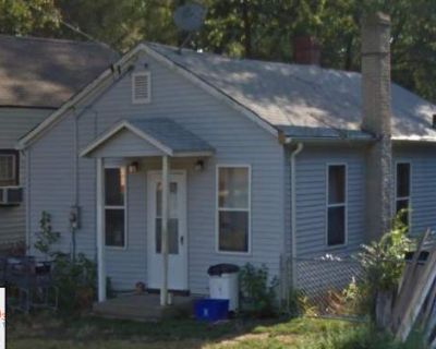 2 Bedroom 1BA 600 ft Pet-Friendly Apartment For Rent in Rockford, IL