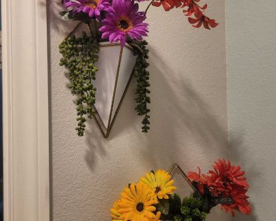 Wall decor with succulents and flowers