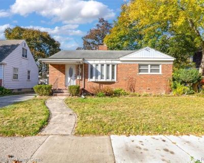 201 N Kenwood Ave. Exceptional brick ranch located in much sought after Royal Oak with Royal Oak schools. Enjoy living near near shopping, schools, parks, and expressways. Take advantage of the wonderful local dining and nightlife in this quaint community. This beautiful home offers beautiful oak hardwood floors, a spacious living room with breakfast room, and wide galley kitchen. The kitchen h...