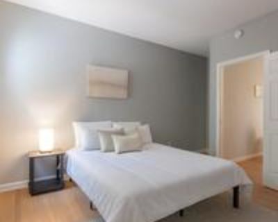 Spacious and comfortable PadSplit off Joseph E. Boone Blvd on the west side of Atlanta. Home is a 20 minute walk from West Lake Transit Station and 7 minute walk to bus line 51. Enjoy hardwood floors, updated bathrooms and central heat/air. Relax and play basketball in nearby Anderson Park. Great place to call home on the west side!