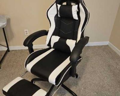 Free gaming chair and a desk