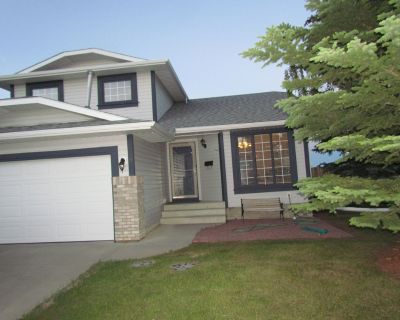 5 beds 3 bath house vacation rental in Calgary, AB