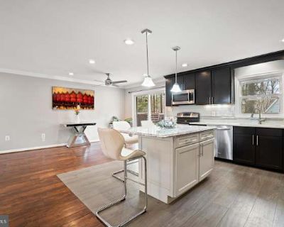 Private room with own bathroom in a House, Montclair, VA 22025