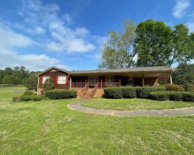 3 Bedroom 2BA 1628 ft Pet-Friendly House For Rent in Bogart, GA