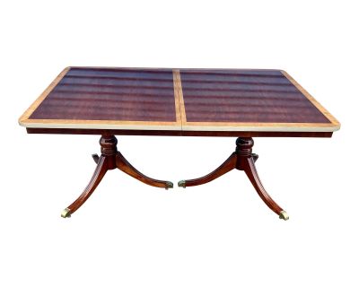 1970s Vintage Hollywood Regency Mahogany Duncan Phyfe Extendable Dining Table
