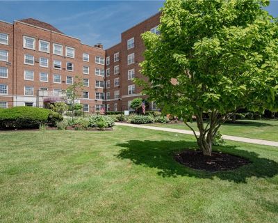 2 Bedroom 2BA 984 ft Condo For Sale in Shaker Heights, OH