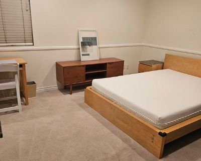 Earl Mckayhan (Has a Condo) on iROOMit. Room in the 3 Bedroom 2BA Apartment...