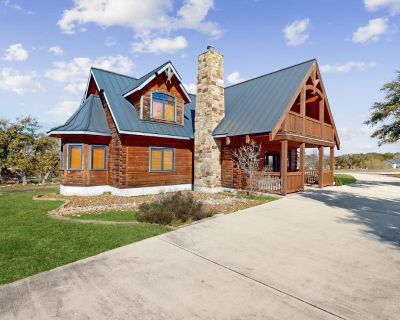 3 Bedroom 2.5BA Pet-Friendly House Vacation Rental in Luxe Lake Living, Canyon Lake,...