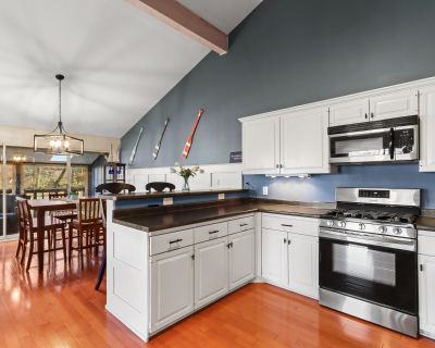 2 Bedroom 1BA 1350 ft Condo For Sale in Fontana, WI