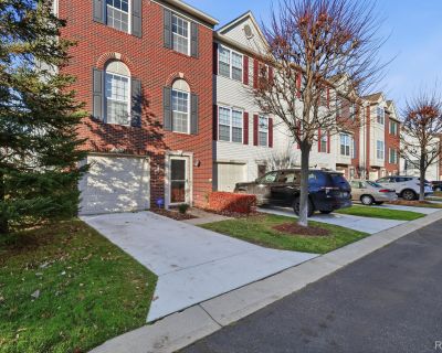 3 Bedroom 2BA 1890 ft Condo For Sale in Sterling Heights, MI