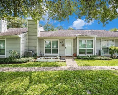 2 Bedroom 2BA 1111 ft Townhouse/Condo - Condominium For Sale in Friendswood, TX