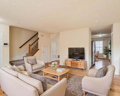 Spacious Townhome with 2 assigned parking spots. image_url. In unit laundry Granite counters Hardwood floors Pet friendly Parking Stainless steel Unit Amenities air conditioning granite counters hardwood floors in unit laundry stainless steel Property Amenities pet friendly concierge parking media room cats allowed dogs allowed. Pets allowed. 3 Bedroom. 2.5 Bathroom. 1450 ft