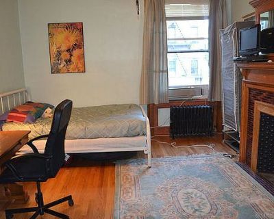 Total rooms: 6. Deposit: $1,350.00 * Utilities included?: Yes. References required. No preference. Non-smoking. Not for couples. Age preference: 24 - 35. Furnishings: Furnished * Parking: No * Garage: No * Yard/patio: No * Balcony/roof terrace: Yes * Disabled access: No * Living room: shared * Broadband included: Yes. Availability Available Now Minimum term 6 months Maximum term 36 months. Larg...