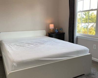 Private room with own bathroom in a Townhouse with 1 roomie