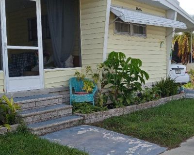 Manufactured home on Ulmerton Rd.Largo. Close to beaches, malls, restaurants, highways, hospitals.