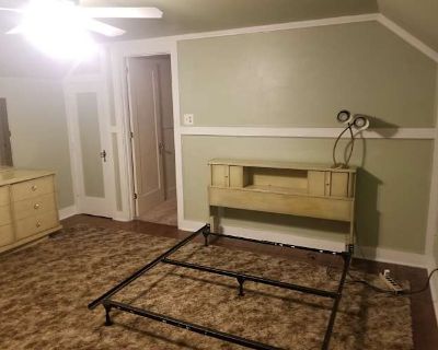 Private room with shared bathroom in a House with 1 roomie, Whitehall, PA 18052