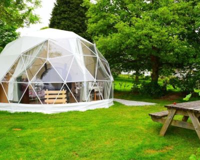Staying in a geodesic dome is a unique experience that speaks for itself.They say that geodesic dome camping is “the new black” in outdoor tourism.