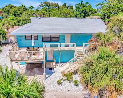 2 Bedroom 1BA Pet-Friendly House Vacation Rental in Blissful Beach Retreat B, Englewood,...