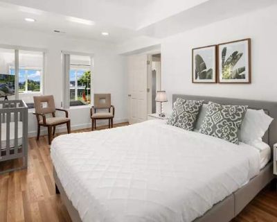 Available on: now. Furnished. Pet friendly. Parking available * Cat friendly * Dog friendly * Students welcome * 40+ years welcome. This is a spacious 3-bedroom, 2-bathroom house with a private room and private bath available for rent. The home offers a cozy and relaxed atmosphere with plenty of natural light, a fully equipped kitchen, and comfortable shared living spaces. The property is locat...