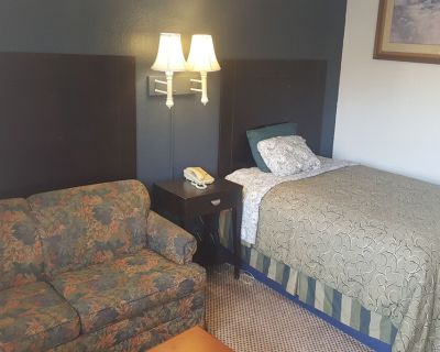 1 bed 1 bath hotel vacation rental in Hutchinson, KS