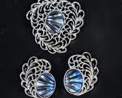 Vintage SARAH COVENTRY BLUE/SILVER TONE FILIGREE Pin & Clip Earrings SET