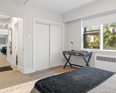 2-Bedroom apartment near University of Ottawa (Has a Room). Room in the 40 Bedroom 10BA Room...