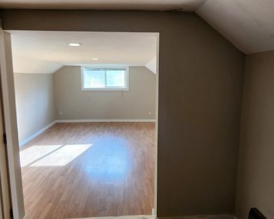 Minimum stay: 1 month. Deposit: 1500. Bills included. Age preference: 20 - 35. Available for students. This is a large double room on the 2nd floor with its own thermostat for heat. The house is a 2500 sqft home share on 5 acres with some forest, field, fruit trees, fire pit and garden area. Lots of parking, in house laundry and all utilities included in rent. 8 minutes from the freeway and wal...