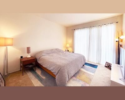 Female, professionals. Apartment. 2 bedrooms total. 1 bedrooms available (Single Room). 3 bathrooms. 1 months minimum stay. Available now. Elevator . Parking . Private bath . Terrace/ Balcony . TV . Wifi .. Room for Rent Marina Peninsula / Venice Beach Available November 1, 2025 Looking for someone to share a spacious 2-bedroom, 2.5-bath apartment right by the beach in the Marina Peninsula area...