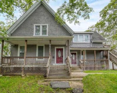 3 Bedroom 1BA 1000 ft Pet-Friendly Apartment For Rent in Norwich, CT