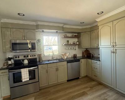 Private room with shared bathroom in a House with 1 roomie, Lisbon, CT 06351