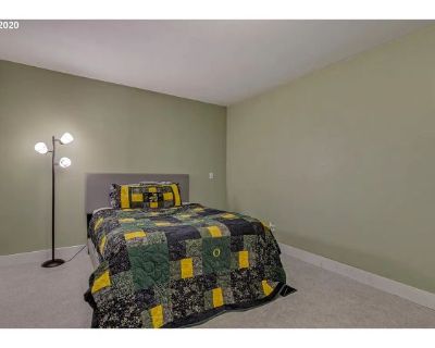 Maple Medina (Has a Townhouse). Room in the 2 Bedroom 1BA House For Rent in Tigard, OR