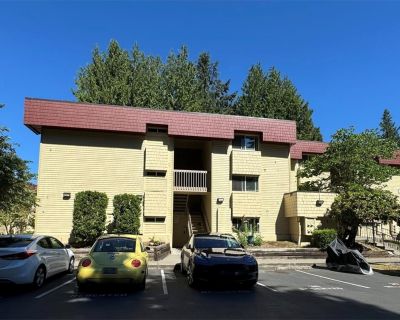 1 Bedroom 1BA Condo For Sale in Bellevue, WA