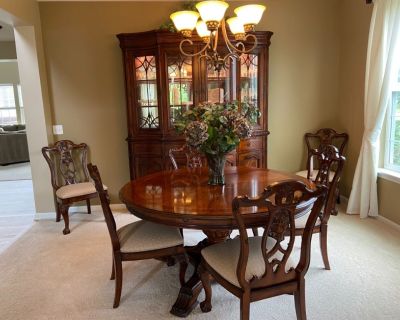 Walter E Smith exquisite dining set table, 6 chairs and leaf extensions