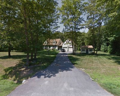 3 Bedroom 2.5BA 1960 ft Pet-Friendly House For Rent in Kennebunk, ME