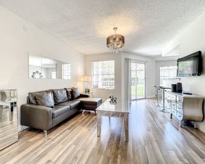 FULLY FURNISHED & FULLY EQUIPPED || Short & Long term available

This professionally-remodeled and interior-decorated condo is in a desirable gated community. Located just off International Drive on Westwood Blvd, South West area is one of the best in Orlando. 

You're close to many attractions, shopping malls, fine restaurants, and great golf courses. It's one mile away from the Orlando Conven...