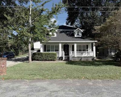 Private room with shared bathroom in a House with 4 roomies