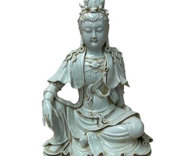 Chinese Handcrafted GuanYin Bodhisattva Tong Style Off White Porcelain Statue