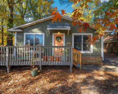 3 Bedroom 1.5BA 1087 ft Pet-Friendly Apartment For Rent in Durham, NC