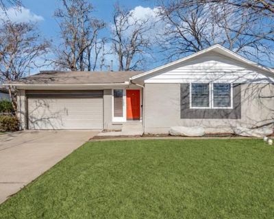 7235 Syracuse Drive. Fabulous home in the heart of University Terrence! Three bedrooms and two updated bathrooms. Beautiful gleaming hardwood floors throughout, updated kitchen with granite counter tops, gas cooking and stainless steel appliances. Two spacious living areas and a great flow for entertaining and everyday living. Lots of natural light. Close to White Rock Lake, restaurants, shoppi...