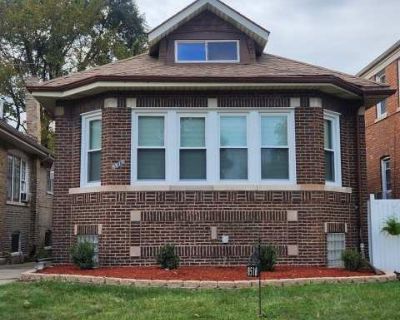 5 Bedroom 2BA 1287 ft Apartment For Rent in Chicago, IL