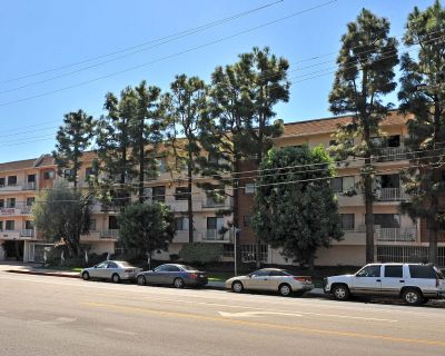 2 Bedroom 2BA 1269 ft Pet-Friendly Apartment For Rent in Sherman Oaks, CA