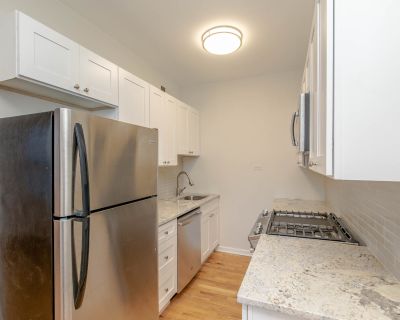 Virtual Tour Available - Spacious and Upgraded 1 Bedroom, Hardwood Floors, Big Windows, Gym in Building