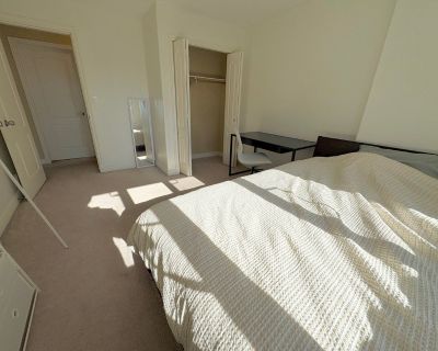 6 Bedroom 130 ft Pet-Friendly Apartment For Rent in Vancouver, British Columbia